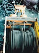 Naviják elektrického kabelu s řádkovačem a regulací měničem