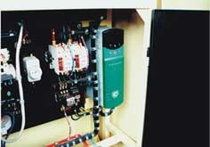 Frekvenční měnič navijáku odvijáku s regulací momentu