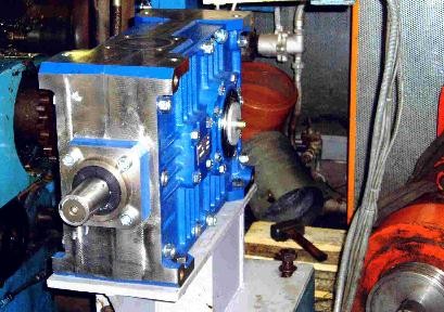 Převodovka pohonu pro výrobní linku lepenky