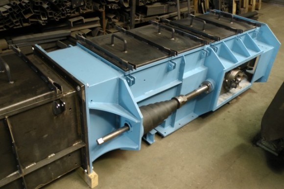 Napínací stanice redleru s pružinami ve výrobním skladu