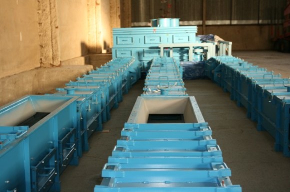 Redlery zauhlovacích linek ve výrobním skladu